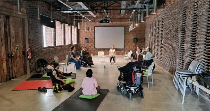 charla taller Menos drama y más asana